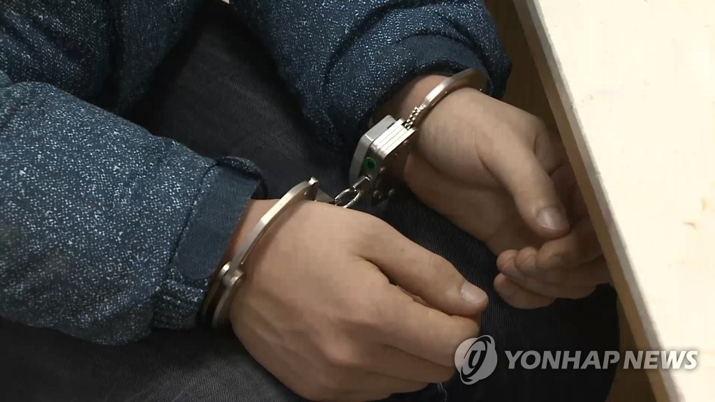 대법 "자해 위험 없는데 '수갑 조사' 잘못…배상해야"