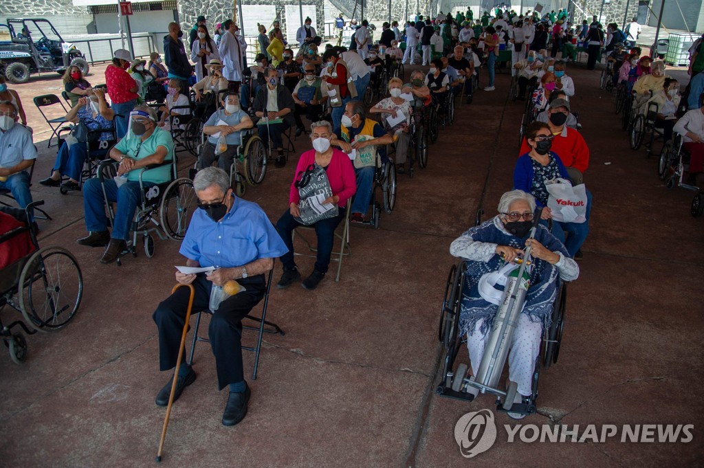 휠체어 타고 노인 행세…백신 새치기 접종한 멕시코 30대들(종합)