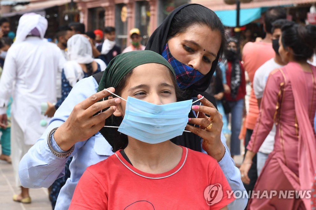 미국 하루 6만3천명 확진…전문가 '4차 대유행 진입' 경고(종합)