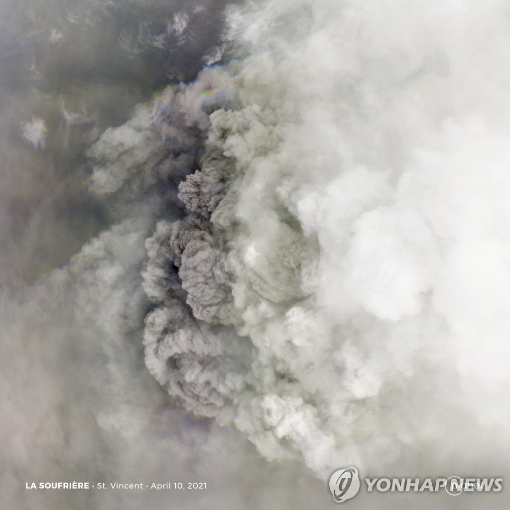 카리브해 화산서 또 대형 폭발…섬은 재투성이로