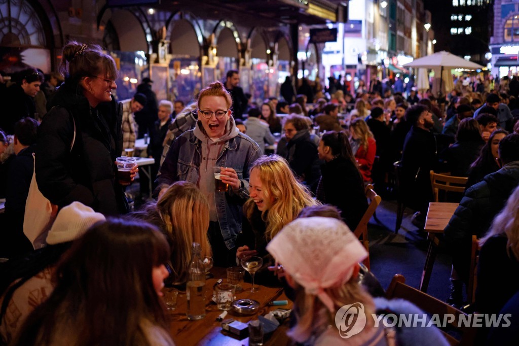 [르포] 큰 고비 넘긴 런던…거리공연 흥겹고 식당 야외석 북적