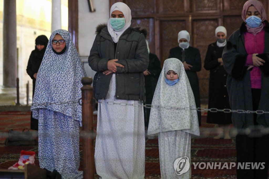 [사진톡톡] 팬데믹 속 이슬람권 라마단 '거리두기'