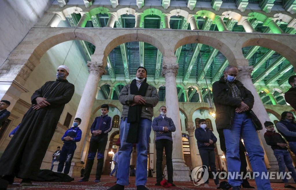 [사진톡톡] 팬데믹 속 이슬람권 라마단 '거리두기'