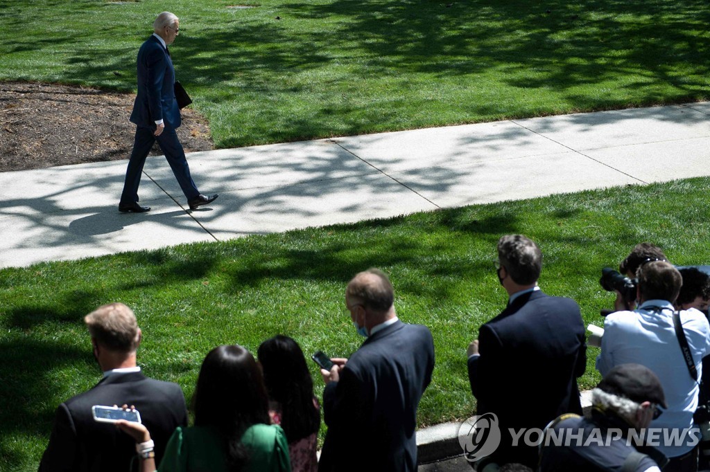 백악관 잔디밭서 마스크 벗은 바이든 "굉장한 진전" 자찬