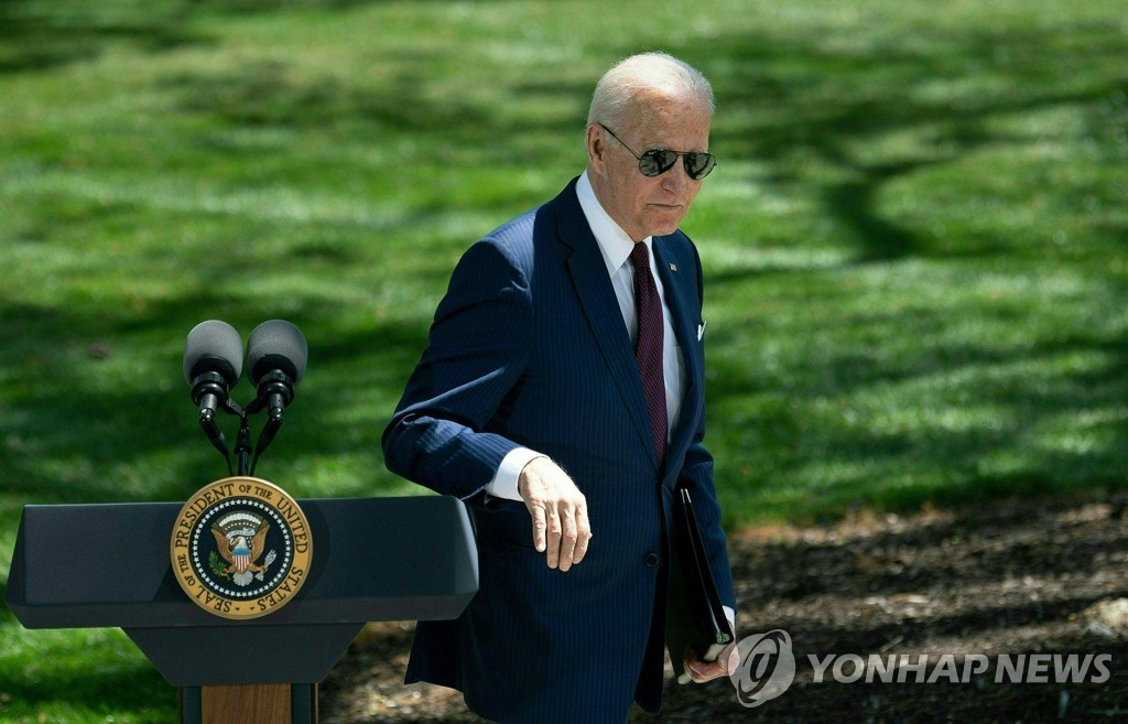 백악관 잔디밭서 마스크 벗은 바이든 "굉장한 진전" 자찬