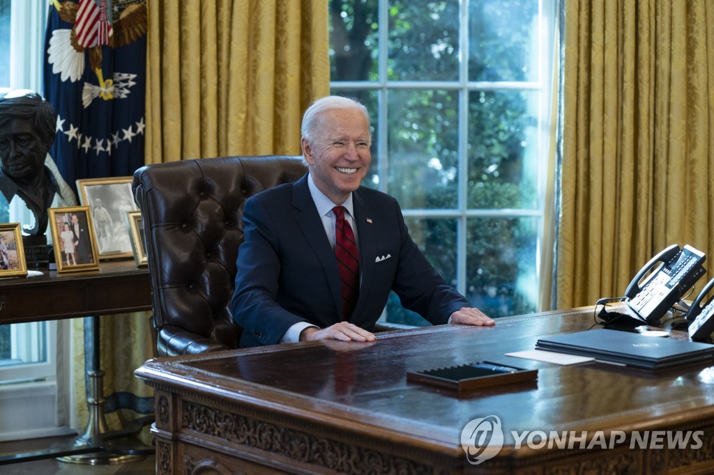 [바이든 100일] 국정 지지도 59%…백신 풀고 돈 풀어 위기 잡았다