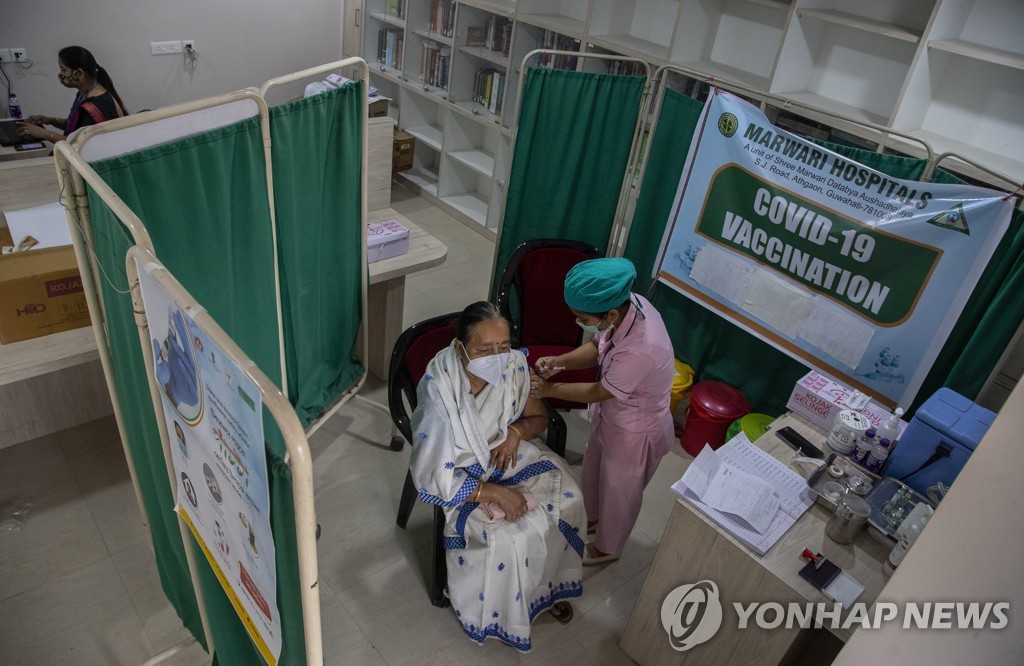 "백신 맞으면 황금 코걸이 드려요"…전세계 접종홍보 기상천외