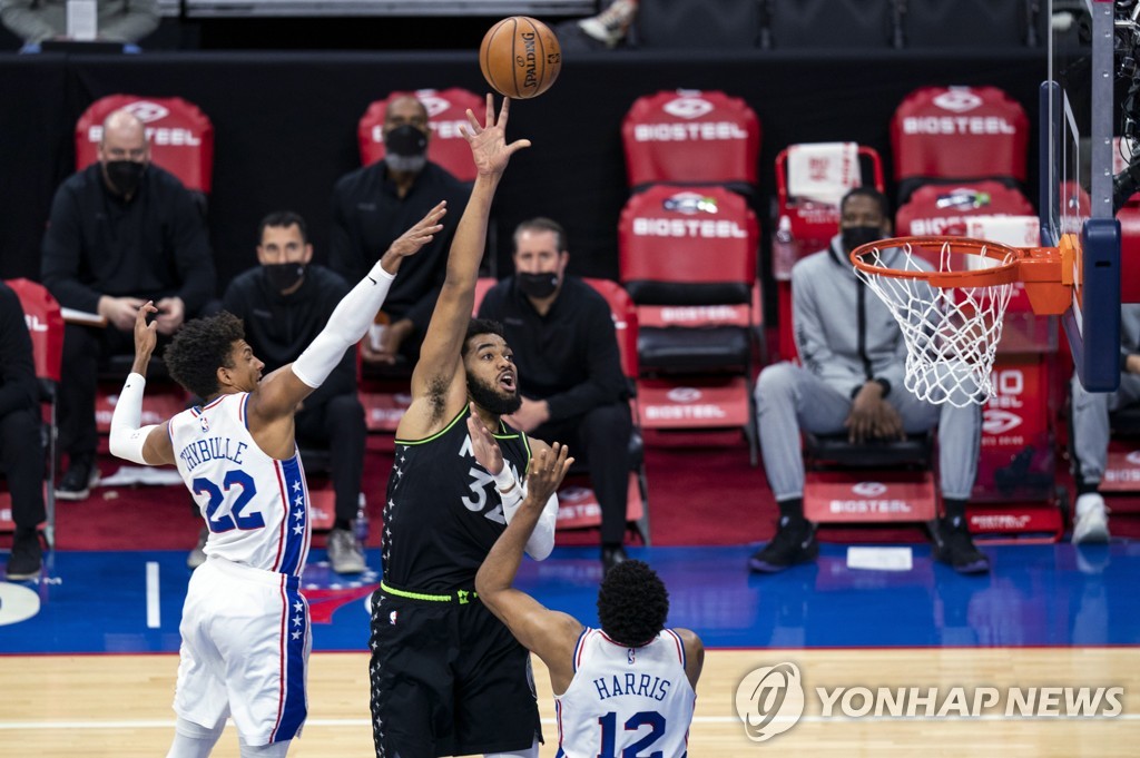 타운스 vs 엠비드, 여전한 냉기류…경기는 필라델피아가 승리