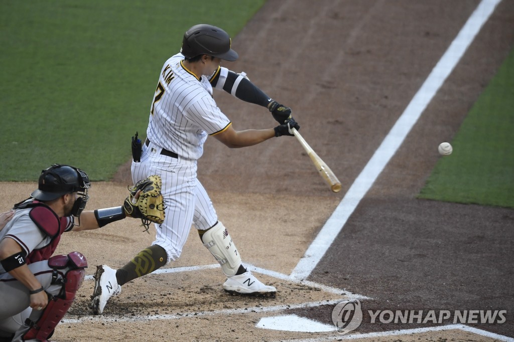 김하성, 벅찬 MLB 첫 안타 "부모님 앞에서 쳐서 더 기뻐"