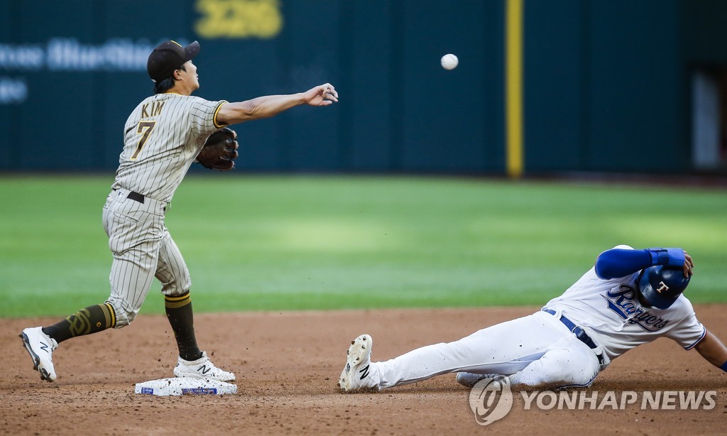 드디어 터졌다…김하성, 왼쪽 폴 때린 동점포로 MLB 첫 홈런