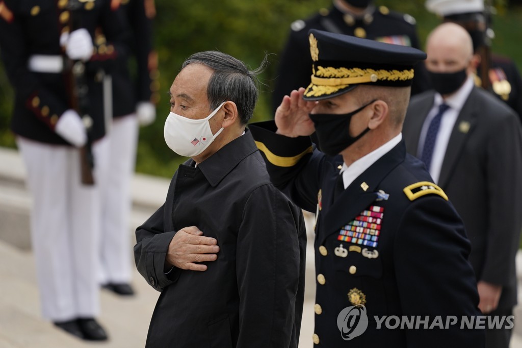 "요시" 친근하게 애칭 부른 바이든…정중하게 목례한 스가