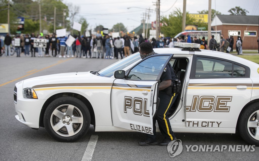 미국서 경찰이 쏜 총에 흑인 남성 사망…과잉진압 논란