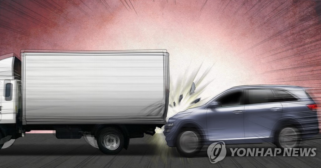 인천 청라서 SUV, 도로 보수하던 트럭 추돌…40대 중상