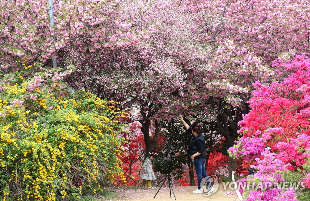 "오지 마세요"…전주 완산공원 꽃동산, 코로나19로 출입 통제