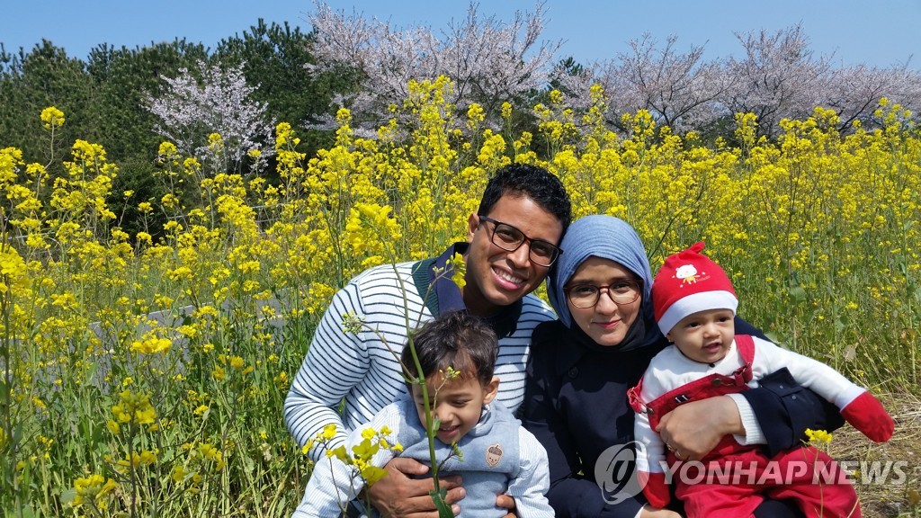 제주 예멘 난민 "행복한 韓 생활…고국 내전 소식에 눈물"