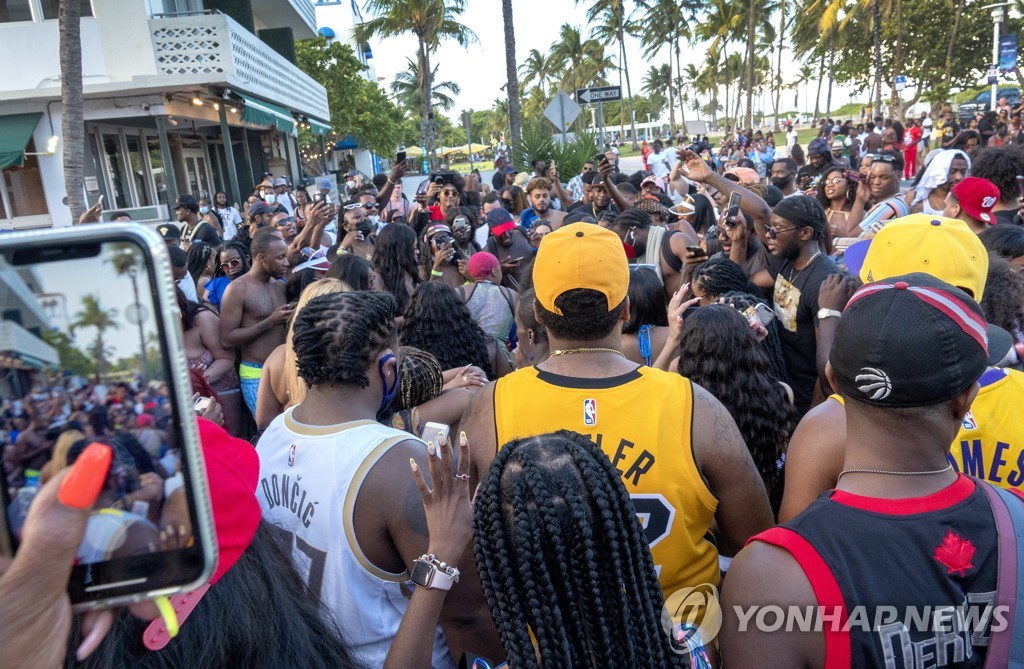 미 최근 코로나19 확산 주범은 젊은층…학교 스포츠가 '온상'