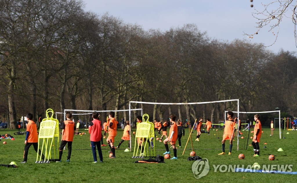 하루 7만명→4천명…봉쇄+백신효과에 봄 즐기는 영국