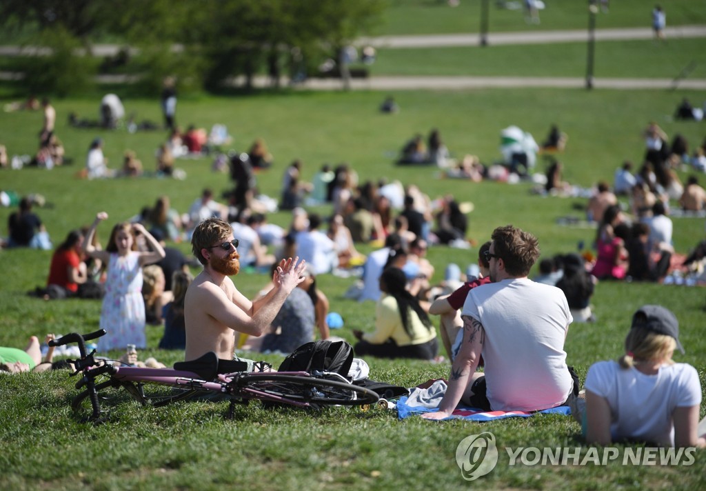 하루 7만명→4천명…봉쇄+백신효과에 봄 즐기는 영국