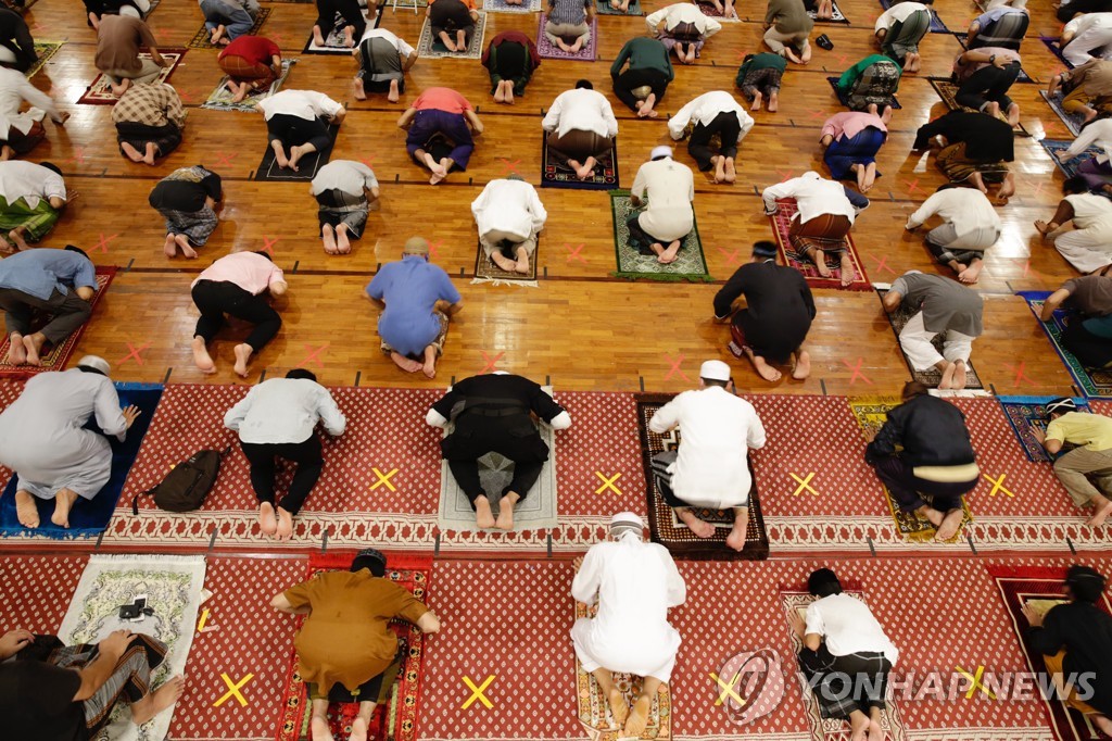 [사진톡톡] 팬데믹 속 이슬람권 라마단 '거리두기'