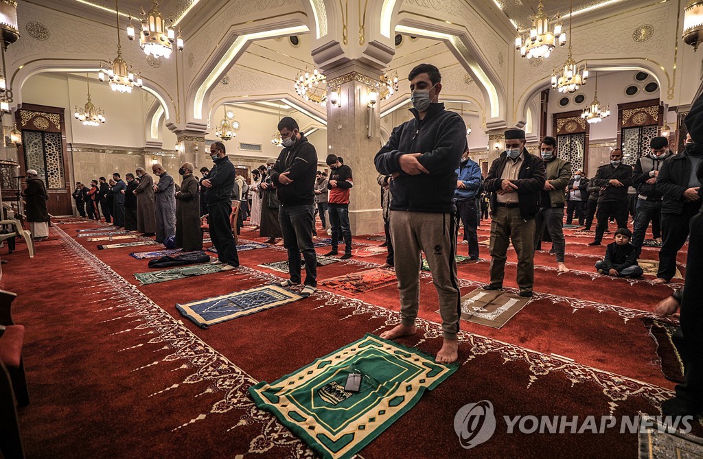 [사진톡톡] 팬데믹 속 이슬람권 라마단 '거리두기'