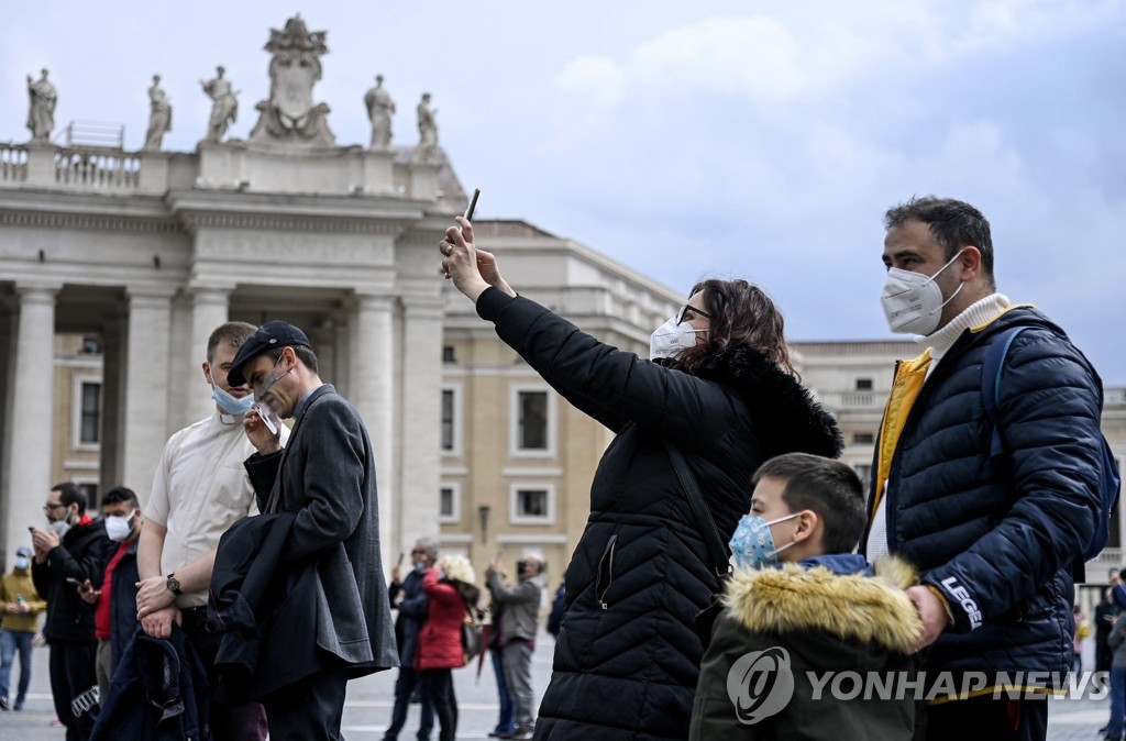 교황, 한달 만에 삼종기도서 신자들과 인사…"광장이 그리웠다"