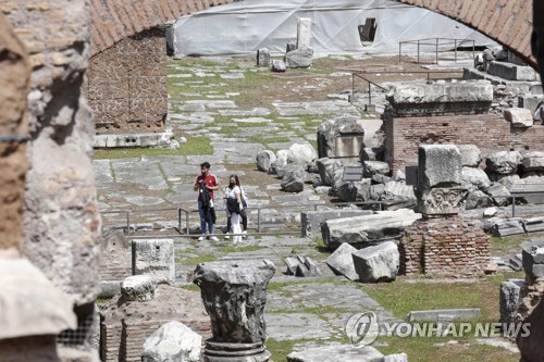 [사진톡톡] 하루 1만명대 확진 추세 속 규제 푼 로마의 일상(종합)