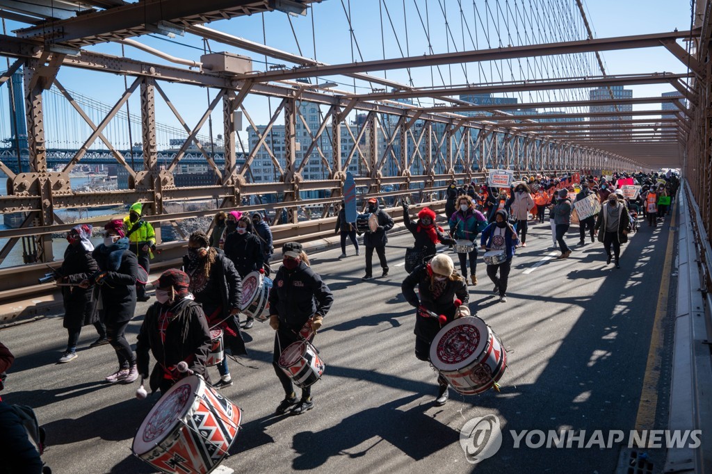 "코로나 피해구제"vs"세금낭비"…뉴욕 불법이민자에 지원금 논란