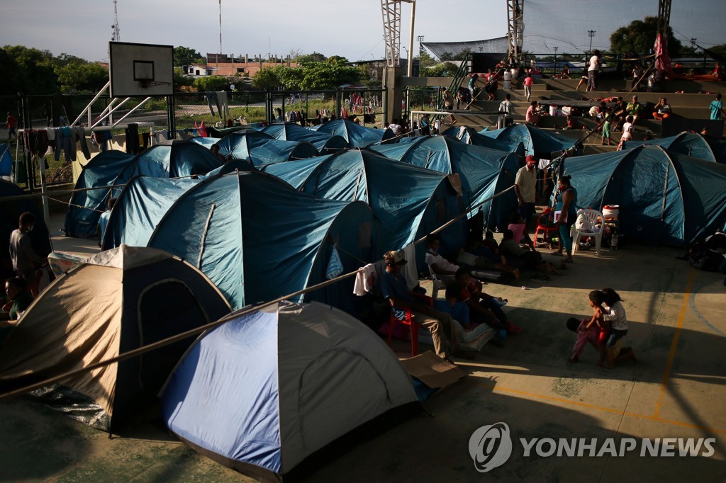 '전쟁터'로 변한 베네수엘라·콜롬비아 국경…피란행렬 이어져