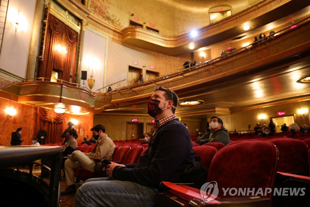 387일만의 뉴욕 브로드웨이 공연…36분간 맛보기 무대
