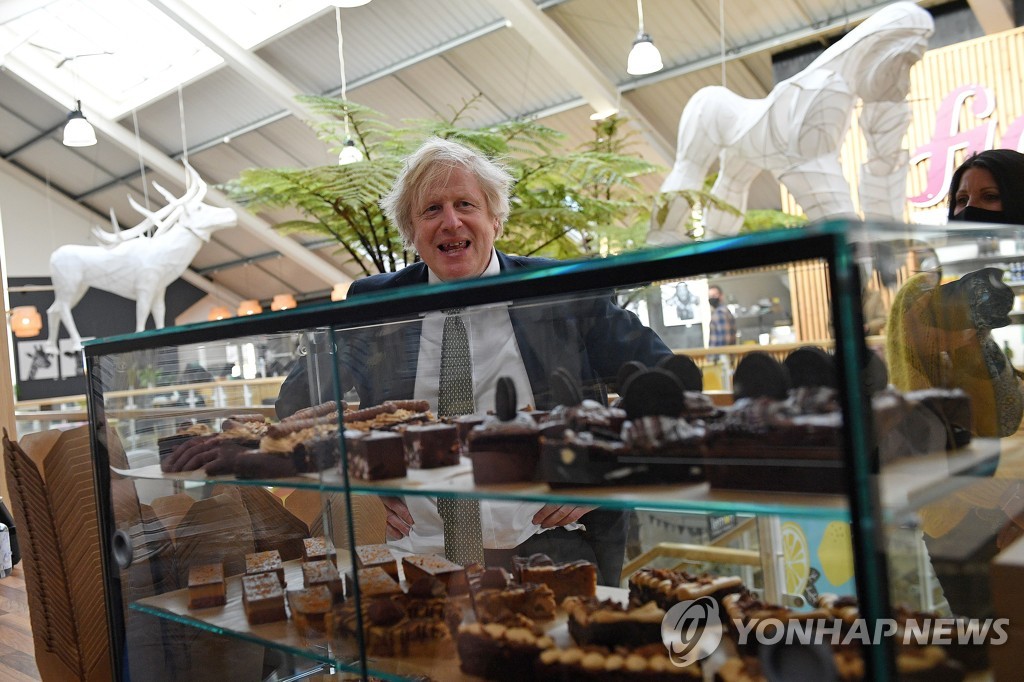 "영, 내주 집단면역 달성 전망…식당·미용실 영업 재개"