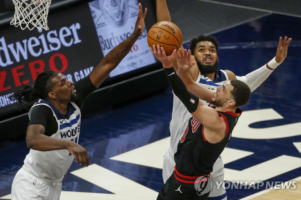 NBA 타운스·라빈의 스포츠맨십…'어머니 추모 경기도 양보없다'