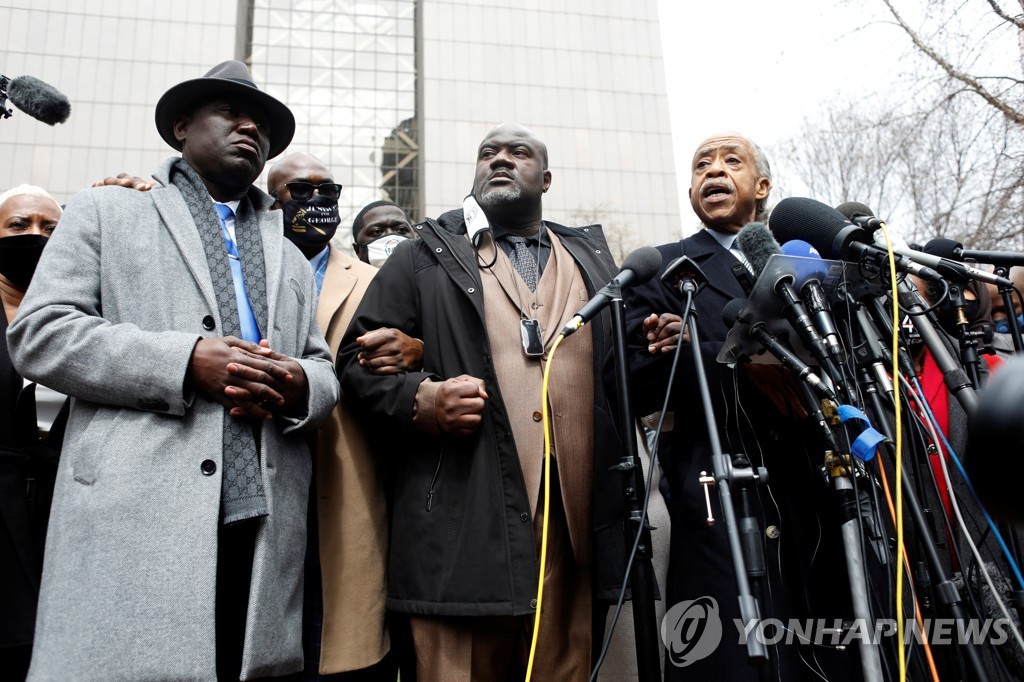 바이든, 플로이드 사건 선고 앞두고 유족에 전화해 위로