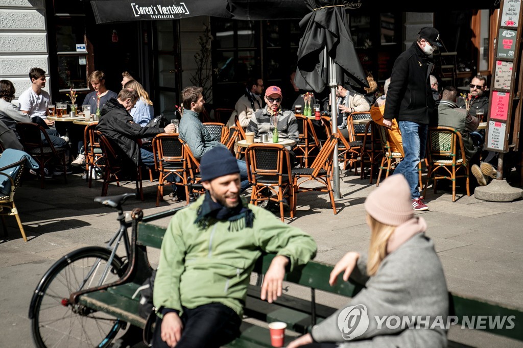 [사진톡톡] 다시 문 연 덴마크 카페·식당…일상도 되찾을 수 있을까