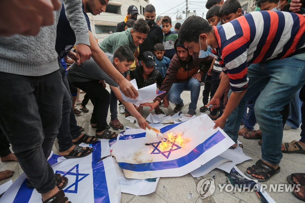 이스라엘군 하마스 시설 폭격…"가자지구서 로켓 36발 날아와서"