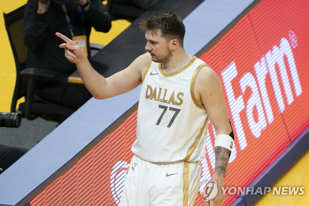 '돈치치 39점' NBA 댈러스, 골든스테이트에 30점 차 대승