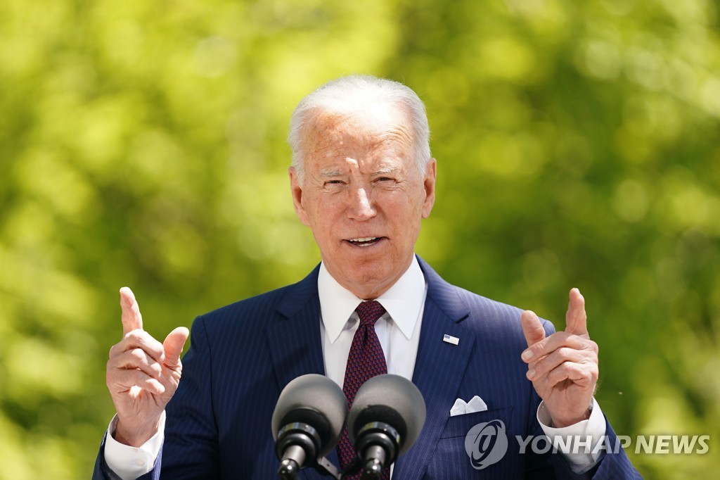 백악관 잔디밭서 마스크 벗은 바이든 "굉장한 진전" 자찬