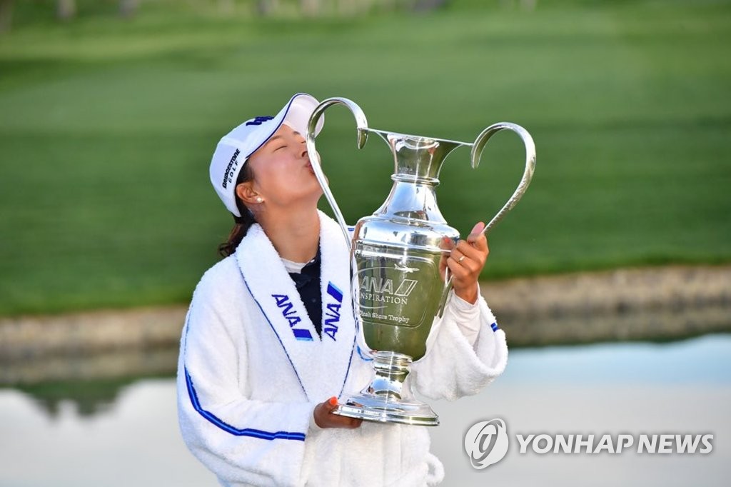 세계 1위 고진영 "디펜딩 챔프로 온 느낌…나 혼자 하이 파이브"