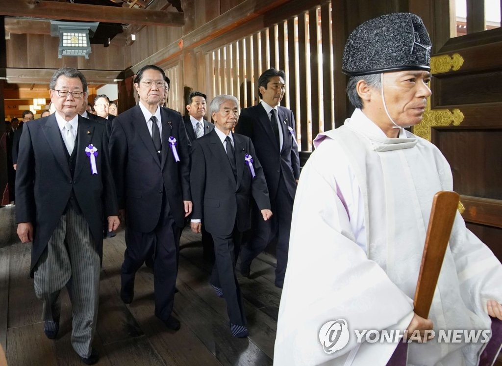 일본 국회의원 야스쿠니신사 집단참배 재개 방침 '논란'