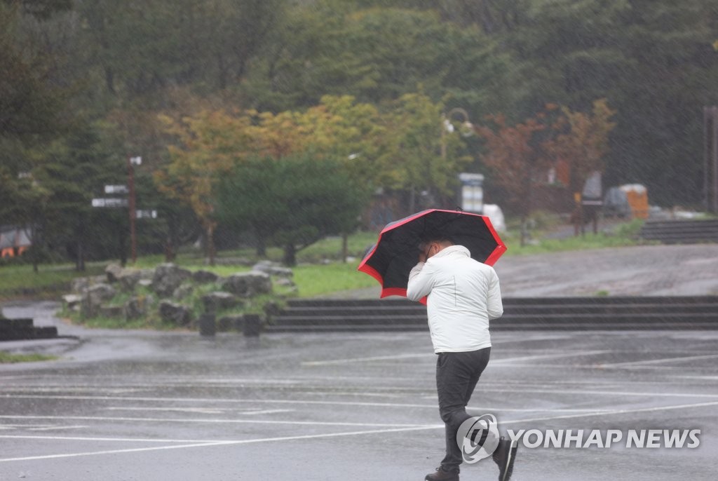 제주에 강한 비바람…최고 200㎜ 호우·순간풍속 20ｍ