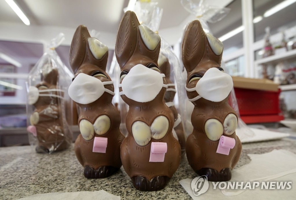 팬데믹 속 두번째 부활절…전세계에서 '일상의 부활' 기도