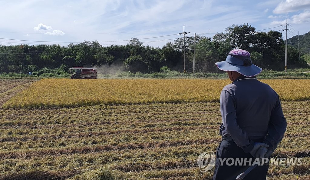 코로나로 영농철 일손 부족…철원군 공무원 투입해 돕기 나서