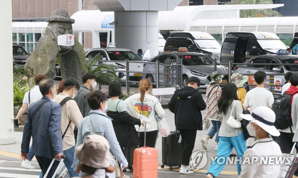 제주 1일 입도 관광객 4만 명 넘어…코로나19 확산 우려