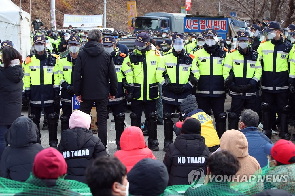 성주 사드기지 입구서 50여명 연좌시위…경찰과 대치 중