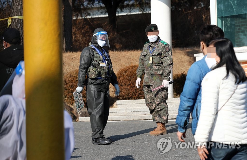 "육군훈련소, 코로나 대응한다고 열흘간 샤워·화장실 제한"(종합)