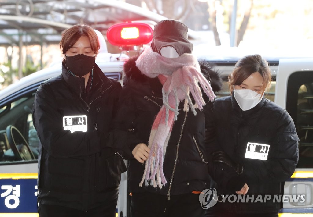 '집행유예 중 마약' 황하나 첫 재판…"공소사실 부인"