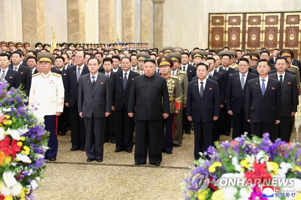 [2보] 김정은, 김일성 생일 맞아 리설주와 금수산궁전 참배