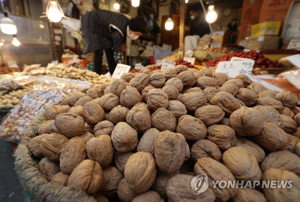 식약처, 유통기한 14개월 지난 호두 씻어 판 업체 등 6곳 적발
