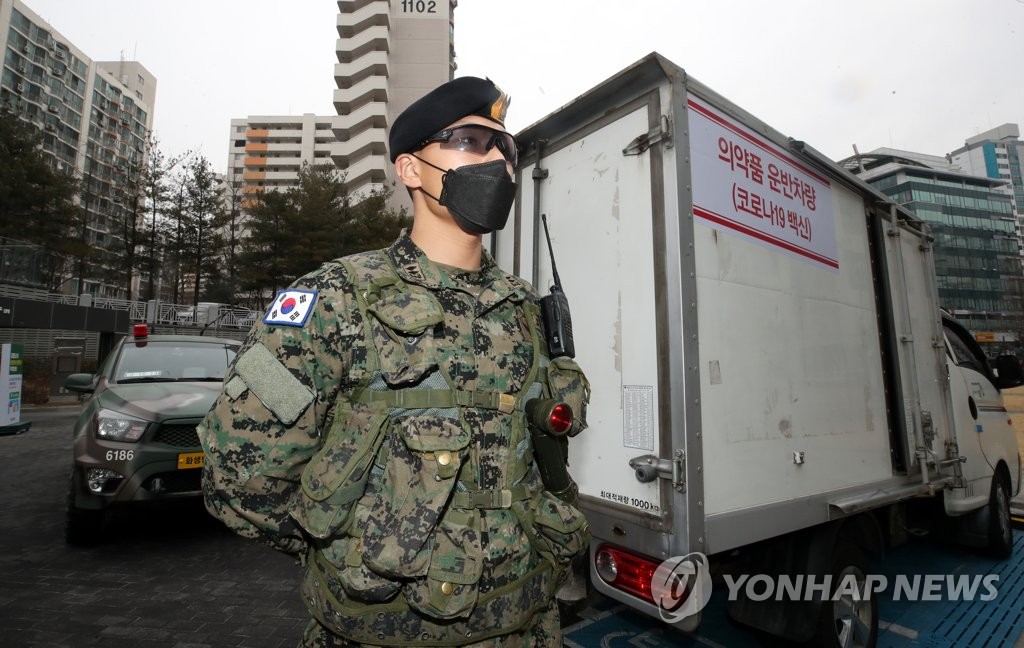 국방부 "30세 이상 장병 백신 접종시기 조만간 결정"