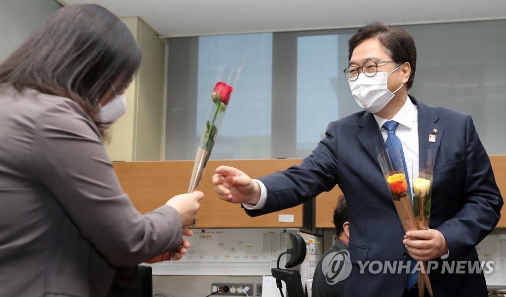 우원식, 조국 논란에 "하나씩 잘라내 책임 묻는 건 부적절"