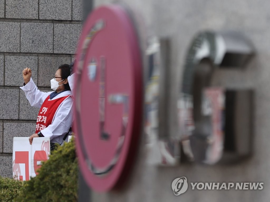LG트윈타워 청소근로자 농성 종료…전원 마포빌딩서 근무하기로